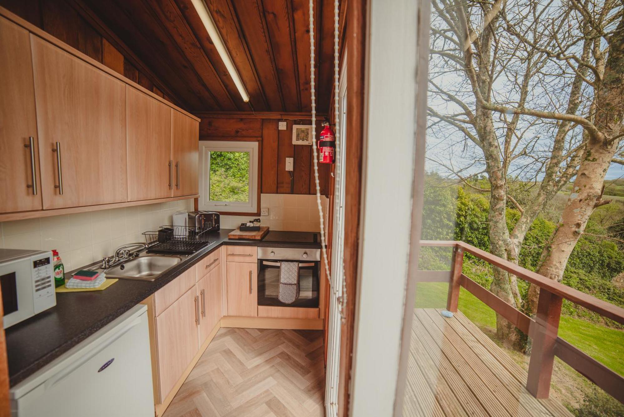 Timber Hill Self Catering Cedar Lodges บรอดเฮเวน ภายนอก รูปภาพ