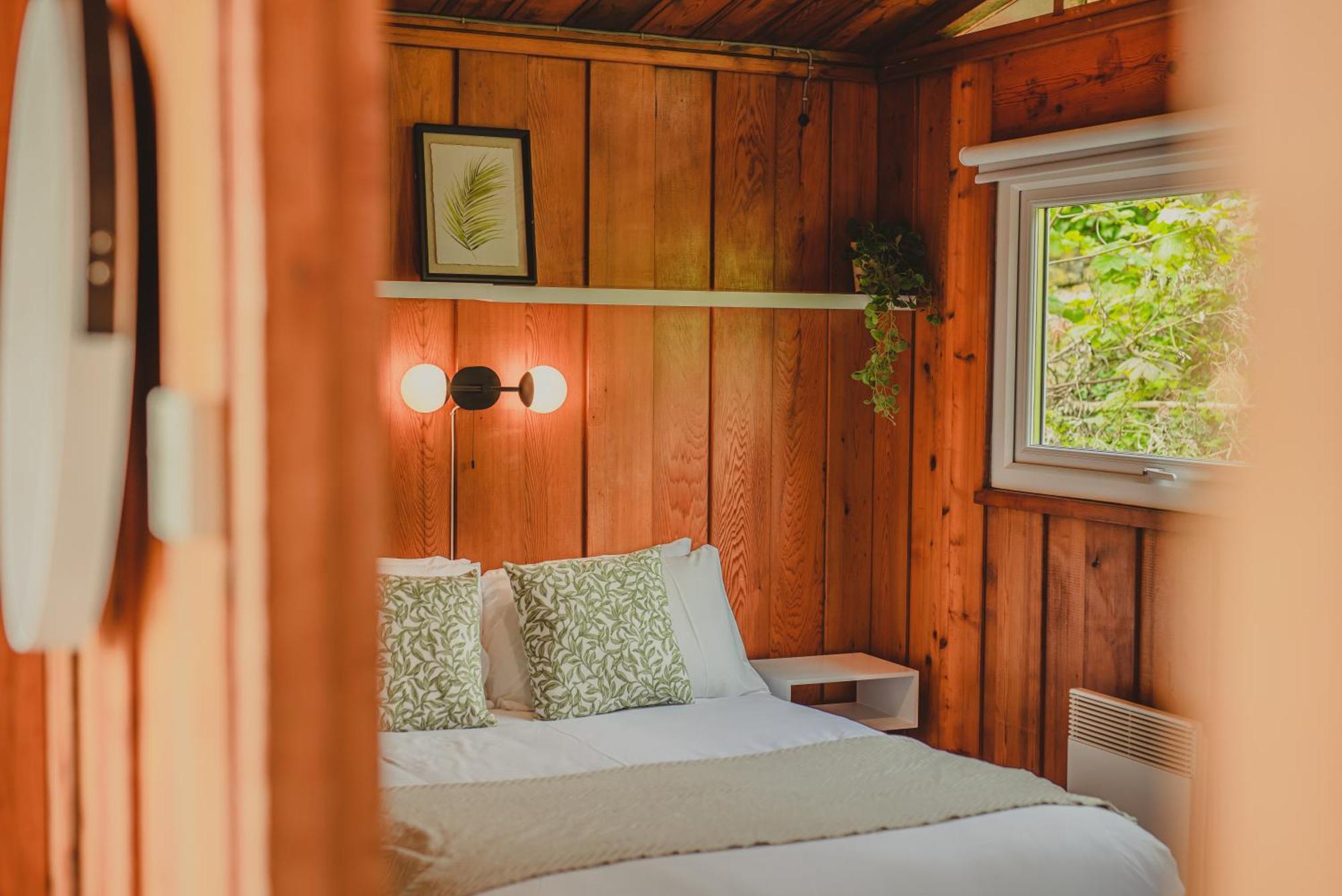 Timber Hill Self Catering Cedar Lodges บรอดเฮเวน ภายนอก รูปภาพ
