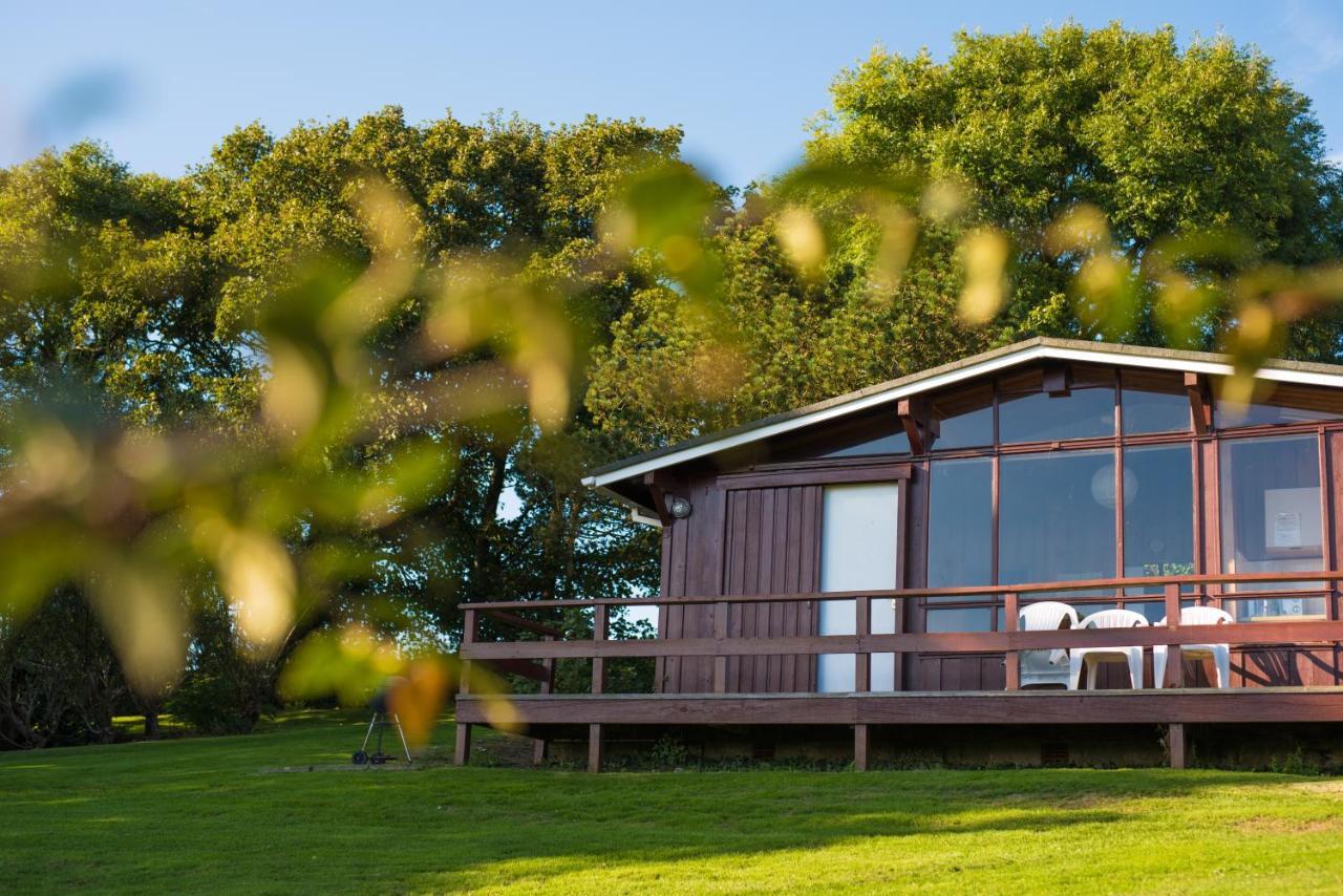 Timber Hill Self Catering Cedar Lodges บรอดเฮเวน ภายนอก รูปภาพ